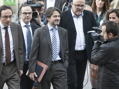 Oriol Pujol Ferrusola arropado por Jordi Turull y Josep Rull a su llegada al Tribunal Superior de Justicia de Cataluña en 2013.