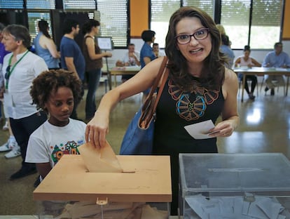 Mónica Oltra ejerce su derecho al voto en Ribarroja del Turia, Valencia.