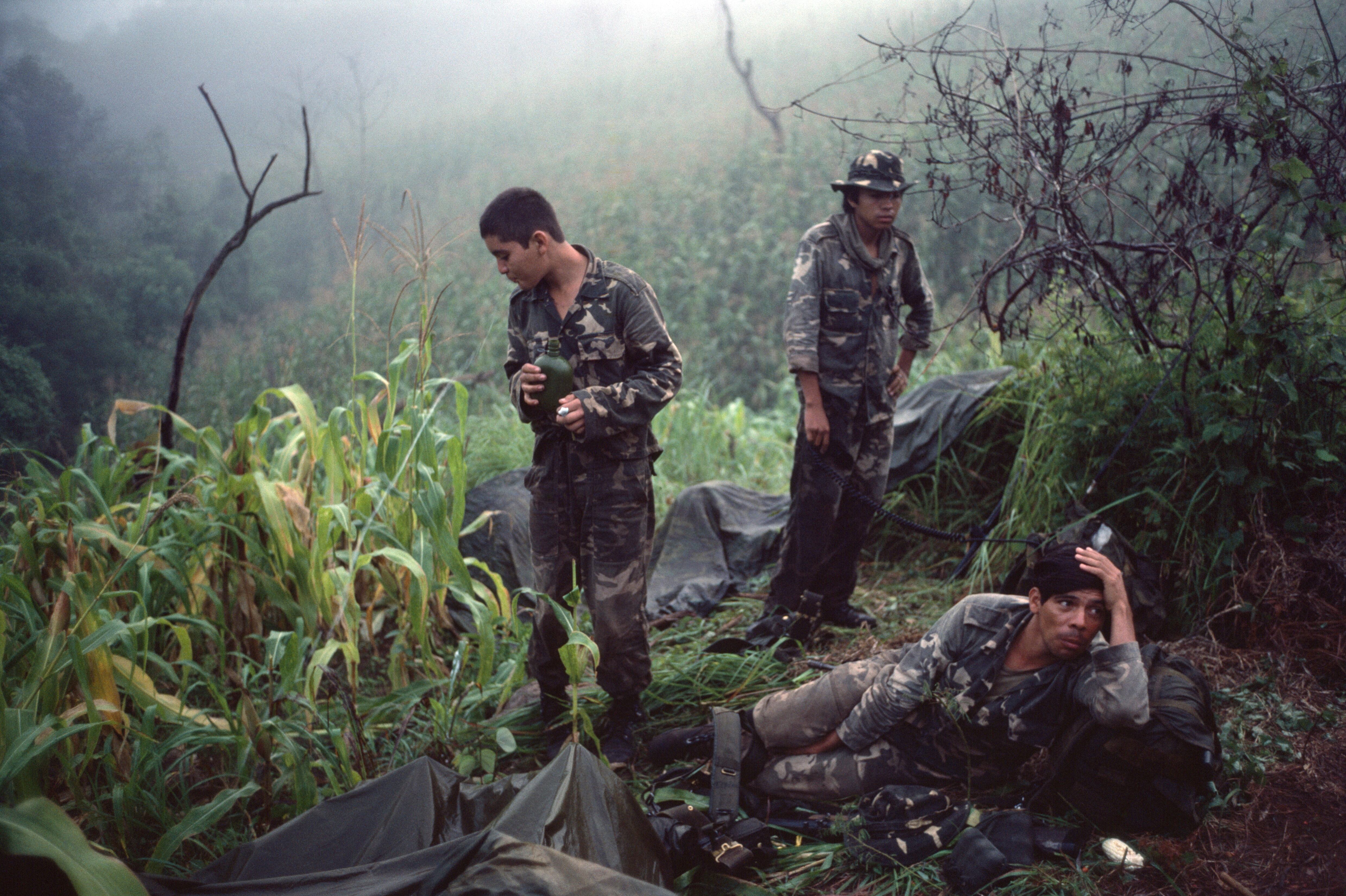 Soldados salvadoreños descansan antes de combatir a guerrilleros armados del Ejército Revolucionario del Pueblo, en la provincia de San Miguel, en agosto de 1983.