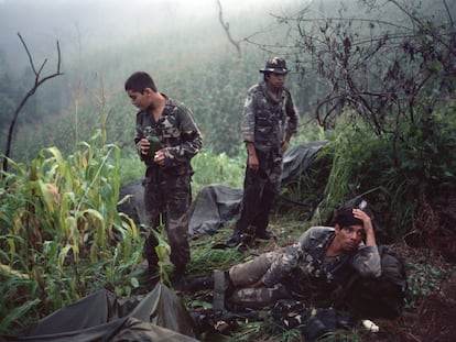 Soldados del Batallón de Reacción Rápida Atlacatl del Ejército salvadoreño, en la provincia de San Miguel durante la guerra civil.