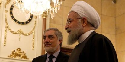 El presidente iran&iacute;, Hassan Rohani, a la derecha, y el primer ministro Afgano, Abdullah Abdullah, el pasado martes en Teher&aacute;n.