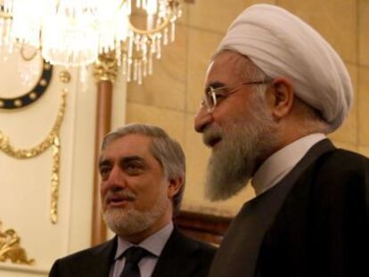 El presidente iran&iacute;, Hassan Rohani, a la derecha, y el primer ministro Afgano, Abdullah Abdullah, el pasado martes en Teher&aacute;n.
