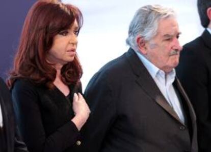 El presidente de Uruguay, José Mujica (d), y su homóloga de Argentina, Cristina Fernández. EFE/Archivo