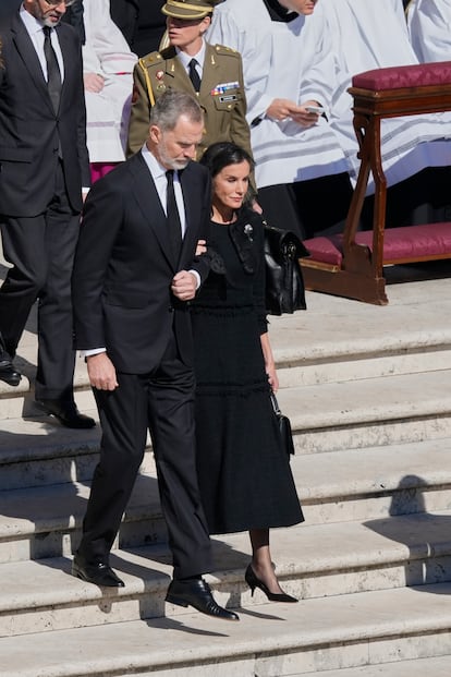 Los reyes Felipe VI y Letizia han encabezado la representación española en el funeral del Papa. Acompañados por las vicepresidentas del Gobierno, María Jesús Montero y Yolanda Díaz, el ministro de Presidencia, Félix Bolaños, y el líder del PP, Alberto Núñez Feijóo, han llegado a la escalinata de la Basílica de San Pedro. Horas después de confirmarse el fallecimiento de Francisco, el Rey envió un telegrama a su eminencia reverendísima, el cardenal Giovanni Battista Re. "Al recibir, con profunda tristeza, la noticia del fallecimiento de Su Santidad el Papa Francisco, deseo haceros llegar, en mi nombre, en el del Gobierno y en el del pueblo español, el testimonio de nuestro más sentido pesar", comenzaba el escrito. Un día más tarde, los monarcas, acompañados por la reina Sofía, acudieron a la Nunciatura Apostólica en Madrid para firmar el libro de condolencias.