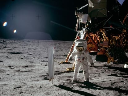 El astronauta Buzz Aldrin pisa La Luna, junto al módulo lunar en la misión Apolo 11