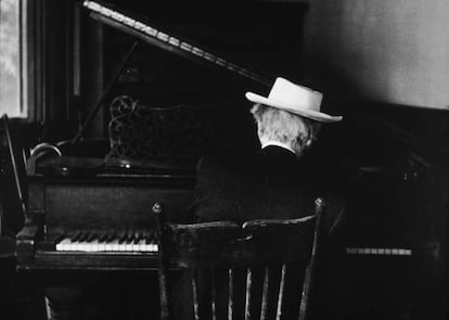 Si algo hace inconfundible la silueta del arquitecto estadounidense Frank Lloyd Wright es su sombrero blanco roto de ala ancha. En la imagen, de 1955, tocando el piano. |