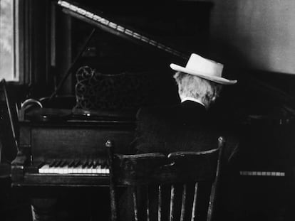 Si algo hace inconfundible la silueta del arquitecto estadounidense Frank Lloyd Wright es su sombrero blanco roto de ala ancha. En la imagen, de 1955, tocando el piano. |