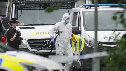 Un agente de policía este viernes en el lugar donde ocurrió el tiruoteo en Plymouth