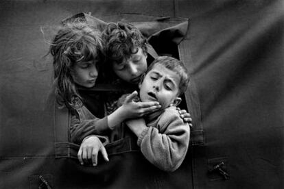 La instantánea de 1999 <i>Refugiados kosovares</i>, de la fotógrafa Cristina García Rodero.