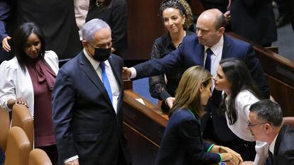 Naftali Bennett, nuevo primer ministro israelí, saludaba ayer a Benjamín Netanyahu en la Kneset (Parlamento), en Jerusalén.