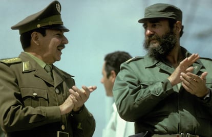 Raúl Castro, izquierda, acompañado de Fidel Castro, durante un evento público en 1978.