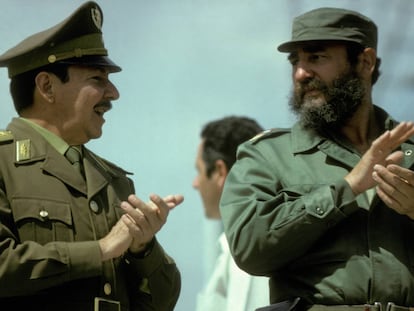 Raúl Castro, izquierda, acompañado de Fidel Castro, durante un evento público en 1978.