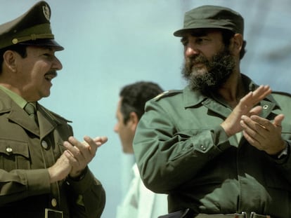 Raúl Castro, izquierda, acompañado de Fidel Castro, durante un evento público en 1978.