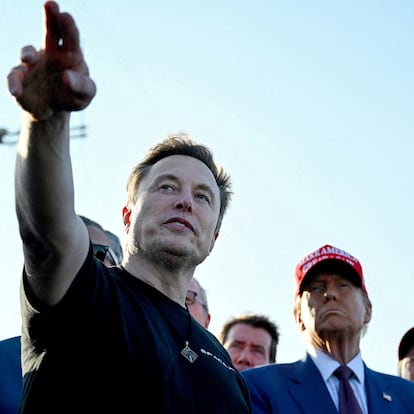 FILE PHOTO: Elon Musk speaks with U.S. President-elect Donald Trump and guests at a viewing of the launch of the sixth test flight of the SpaceX Starship, in Brownsville, Texas, U.S., November 19, 2024 . Brandon Bell/Pool via REUTERS/File Photo