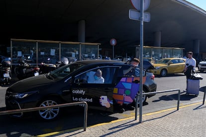 DVD1126
Sevilla/27-09-2022: Un conductor de Cabify deja a un cliente en las cercanías de la estación de Santa Justa en Sevilla.
FOTO: PACO PUENTES