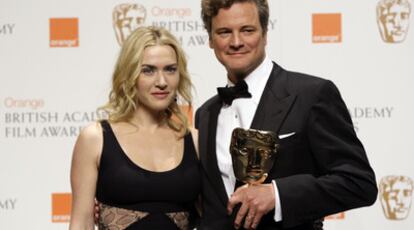 Colin Firth posa con su premio al mejor actor junto a la actriz Kate Winslet.