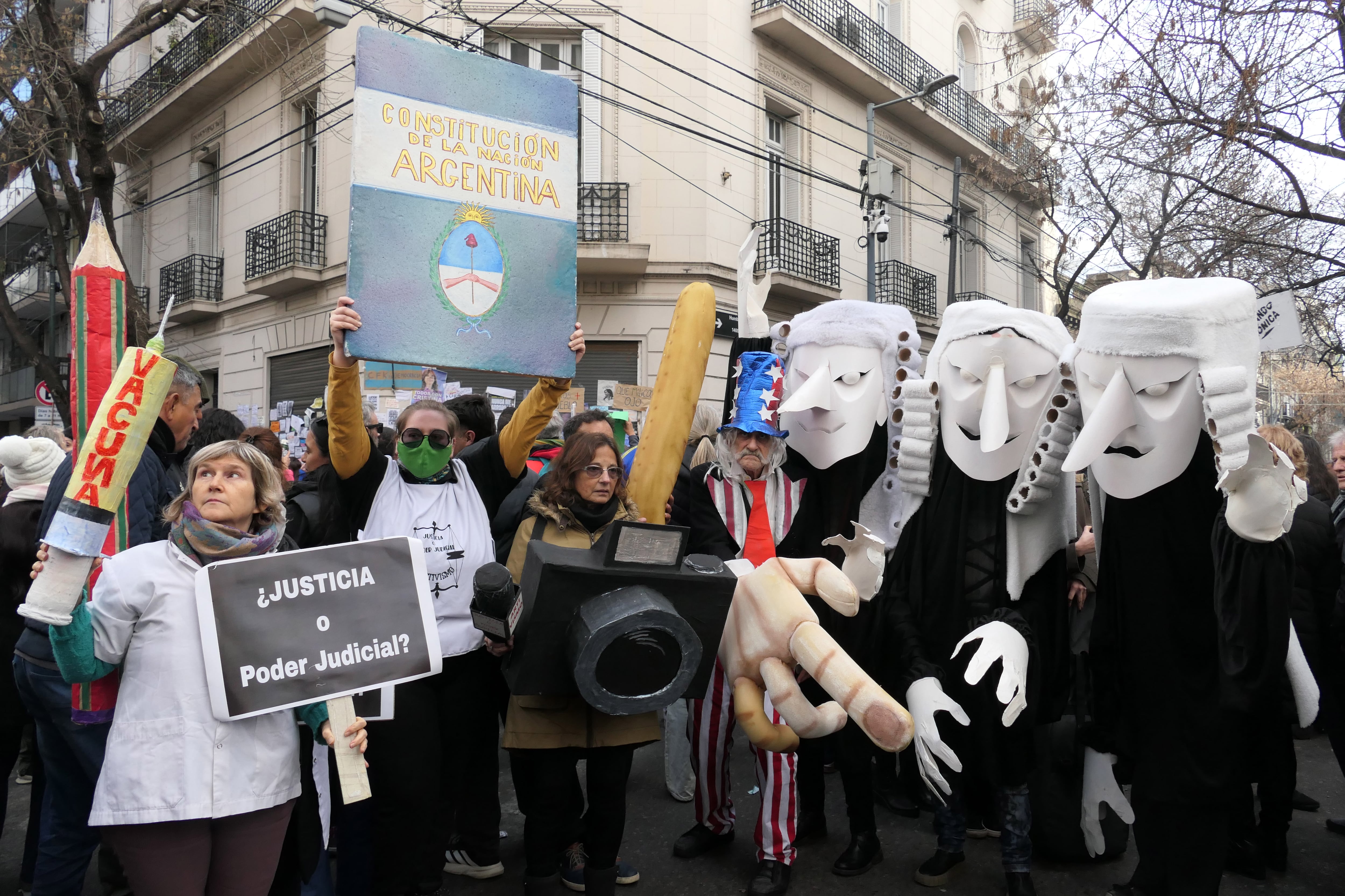 Manifestantes afuera de la casa de Cristina Kirchner.