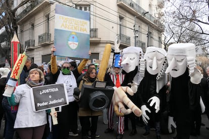 Manifestantes afuera de la casa de Cristina Kirchner.