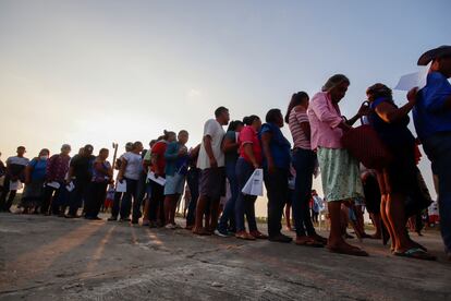 personas firmando para que Pemex limpie derrame petrolero