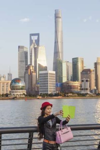 Los rascacielos de Pudong vistos desde el Bund, en Shanghái.
