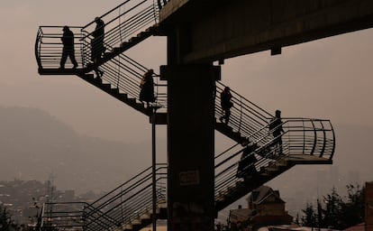 Personas suben un puente peatonal en medio del smog causado por los incendios forestales alrededor de La Paz, el 5 de septiembre.