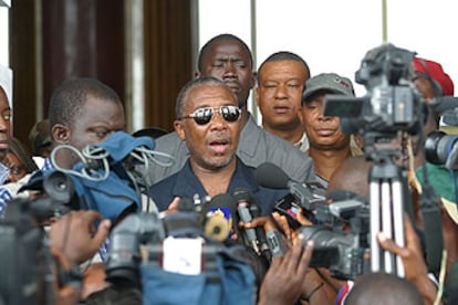 El presidente de Liberia, Charles Taylor, habla ayer con la prensa en Monrovia tras su entrevista con una delegación de la CEDEAO.
