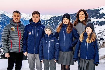 Los príncipes noruegos con sus cuatro hijos, vestidos con el uniforme del internado suizo.