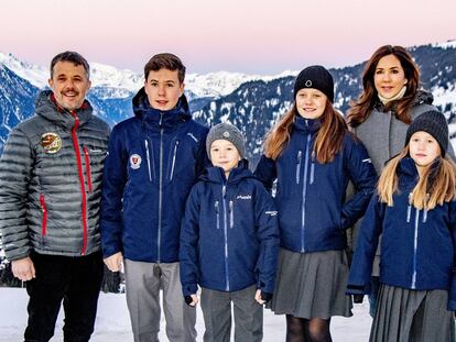 Los príncipes noruegos con sus cuatro hijos, vestidos con el uniforme del internado suizo.