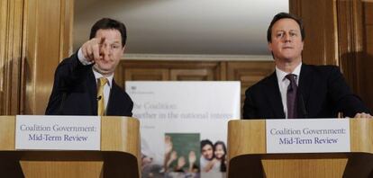 El viceprimer ministro británico, Nick Clegg, y el primer ministro británico David Cameron en Londres.