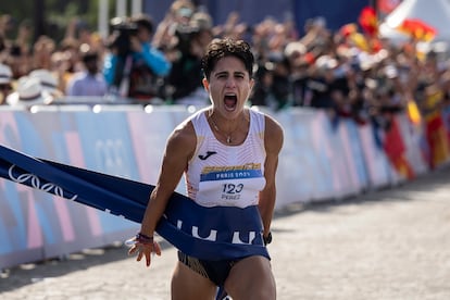 María Pérez tras pasar la meta en la prueba de marcha por relevos mixto que le da la medalla de oro junto a su compañero, Álvaro Martín, el 7 de agosto de 2024. 