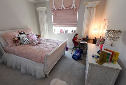 La estudiante de cuarto grado de la Academia Doral Red Rock Elementary School, Reaghan Keeler, toma una clase de lectura en línea desde su dormitorio en su primer día de aprendizaje a distancia, el 24 de agosto, en Las Vegas, Nevada.