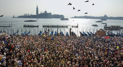 Una multitud llena la plaza de San Marcos en la apertura del carnaval de Venecia.