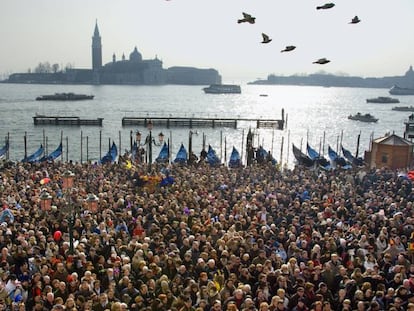 Una multitud llena la plaza de San Marcos en la apertura del carnaval de Venecia.