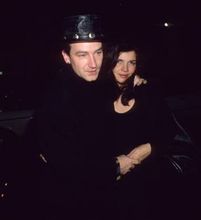 Bono en 1989 con su pareja, Ali Hewson, la misma que tiene ahora. En 'With or without you' el líder de U2 reflexiona sobre la dualidad de ser fiel a una vida de fama y a su pareja.