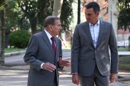 El opositor venezolano Edmundo González conversa con Pedro Sánchez en el Palacio de La Moncloa, en Madrid