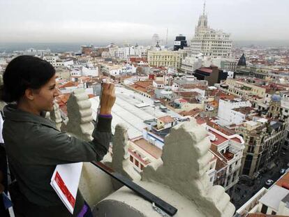 Una chica fotografía las vistas desde la azotea del hotel Petite Palace Alcalá.