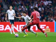 Álvaro Fidalgo intenta superar a Renato Veiga en su estreno con la selección de México ante Portugal el pasado 29 de marzo.