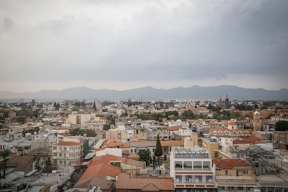 Una vista de Nicosia, capital de Chipre, dividida en dos zonas desde 1974 por la llamada Línea Verde. Al norte se encuentra la República Turca del Norte de Chipre, y al sur, la República de Chipre.