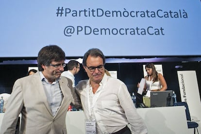 El presidente Carles Puigdemont y Artur Mas, en la constituci&oacute;n del Partit Dem&ograve;crata Catal&agrave;.