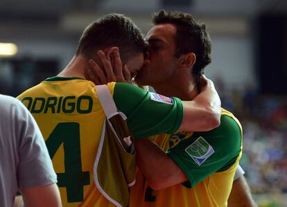 Los jugadores de Brasil celebran el segundo gol de su selección.