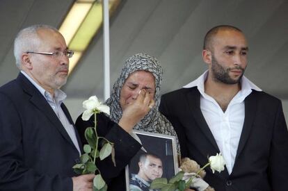 Los padres y hermano del militar francés Imad Ibn Ziaten, una de las siete víctimas de Mohamed Merah.