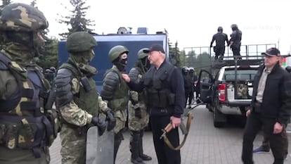 Lukashenko habla con los militares desplegados en el palacio de la Independencia, su residencia oficial, este domingo. 