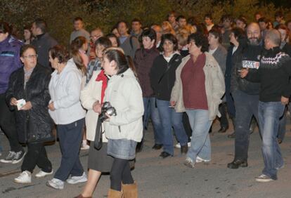 Un momento de la manifestación de protesta celebrada ayer por los vecinos del barrio donostiarra de Txomin.