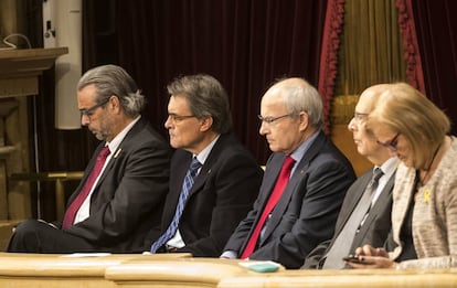 Los expresidentes de la Generalitat, Artur Mas (2i) y José Montilla (c), y del Parlament, Ernest Benach (i), Joan Rigoll (2d) y Nuria de Gispert (d), escuchan desde la tribuna de invitados el discurso del candidato a presidente de la Generalitat por JxCat, Quim Torra.