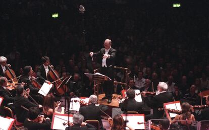 Ennio Morricone, autor de bandas sonoras de películas mundialmente conocidas y ganador de dos Oscar, uno de ellos honorífico, ha fallecido en Roma este lunes a los 91 años. En la imagen, el compositor dirige la orquesta Roma Sinfonietta con motivo de su 75º cumpleaños, en el Royal Albert Hall de Londres en octubre de 2003.