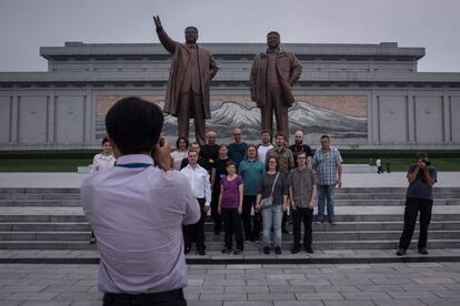 El Gobierno estadounidense prohibirá esta semana a sus ciudadanos viajar a la República Popular y Democrática de Corea, como se autodenomina Corea del Norte. En la imagen, turistas posan para una foto de grupo junto a las estatuas de los líderes Kim Il-sung y Kim Jong-un, en la Colina Mansu.