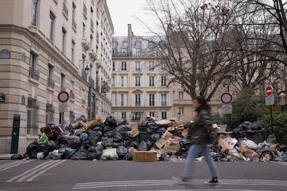 Los desechos acumulados en el pavimento de las calles de la capital francesa se han convertido en norma, como en esta imagen, del lunes.  