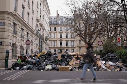 Los desechos acumulados en el pavimento de las calles de la capital francesa se han convertido en norma, como en esta imagen, del lunes.