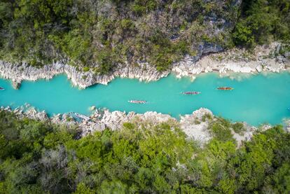 La travesía en panga (barca de remos) río arriba por el Tampaón, en la región mexicana de la Huasteca (San Luis de Potosí), culmina en la cascada de Tamul, un salto de agua de 105 metros de altura al suroeste de Ciudad Vallés. El recorrido, no recomendable en época de lluvias (de junio a septiembre), tiene otro atractivo: un chapuzón en la Cueva del Agua, un cenote sumergido de origen manantial. <a href="http://visitasanluispotosi.com/" target="_blank">visitasanluispotosi.com</a>