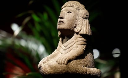 Figura representando a la diosa azteca del agua Chalchiuhtlicue, una de las piezas subastadas este miércoles en París